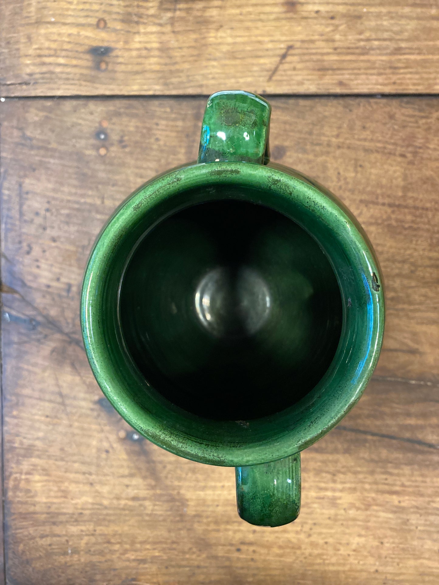 Overhead view of green glazed ceramic jar — handcrafted by Ceramiche Nicola Fasano in Southern Italy.
Vy ovanifrån av grön glaserad keramikkruka — handgjord av Ceramiche Nicola Fasano i södra Italien.