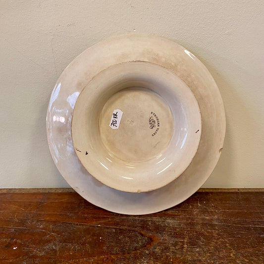 Underside of the dish with the Etruscan Vases mark on the foot
