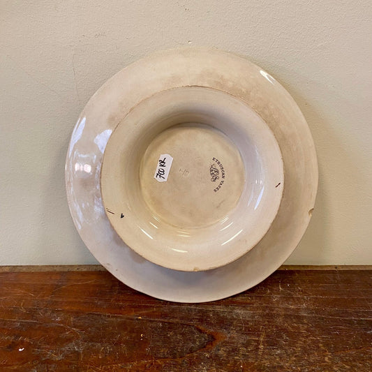 Underside of the dish with the Etruscan Vases mark on the foot