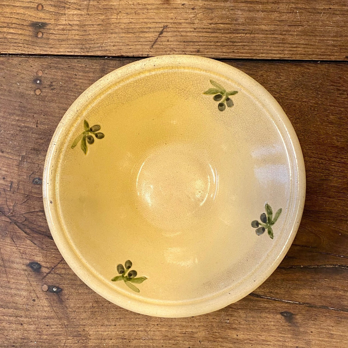 Vintage fransk provensalsk gul serveringsskål med fyra olivkvistar på insidan