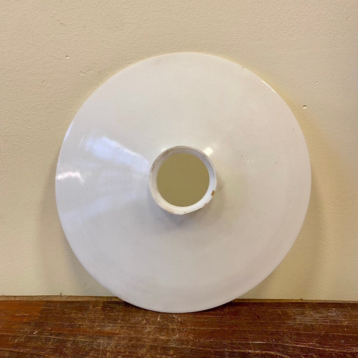 Vintage bistrolampskärm i opalglas, blank vit, sedd ovanifrån med den upphöjda kragen runt öppningen för fattningen