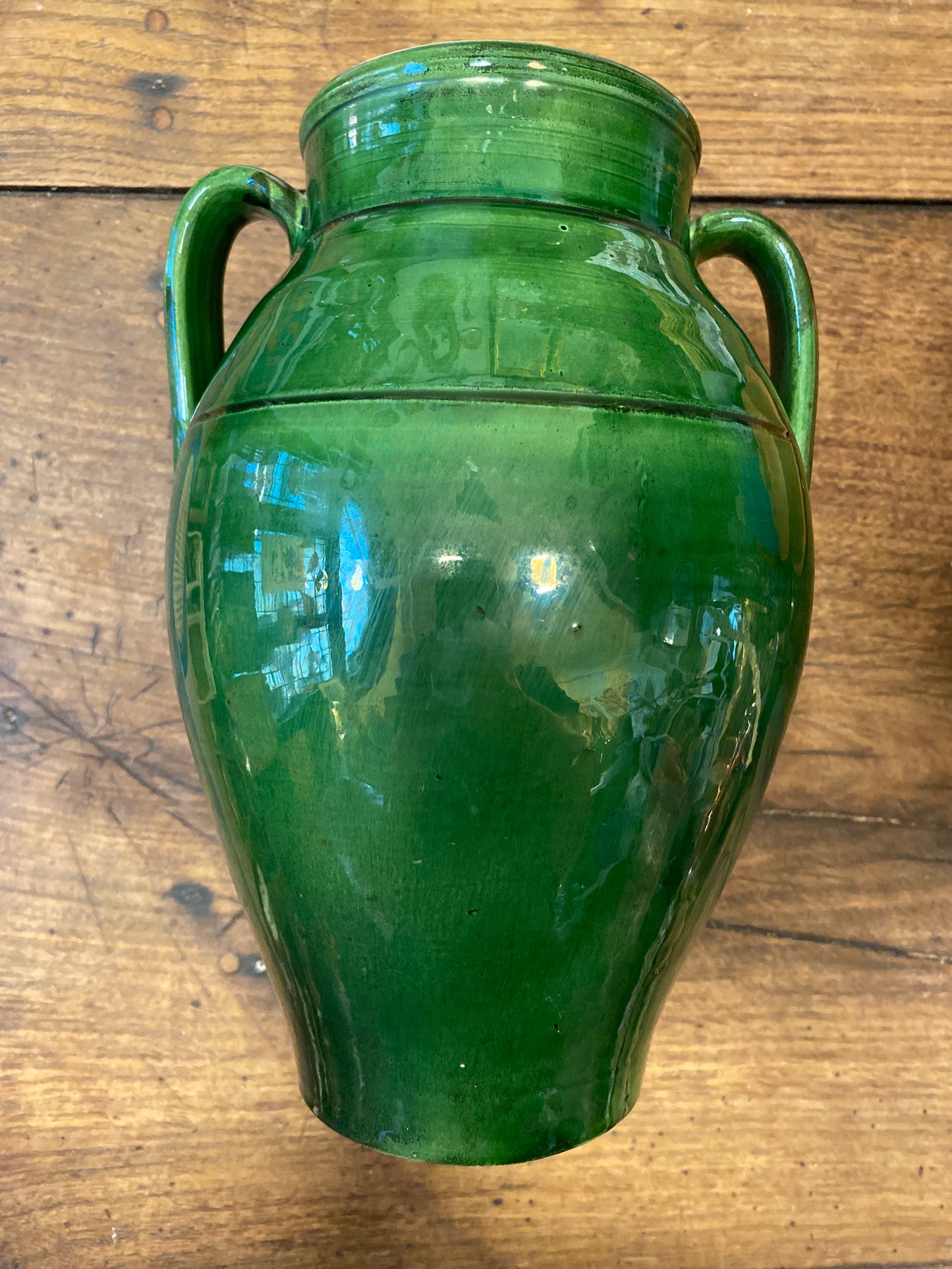 Handmade green glazed jar with two handles by Ceramiche Nicola Fasano, crafted in Grottaglie, Southern Italy — deep green glossy surface, Italian artisan pottery, Curiosité Gothenburg.
Handgjord grön glaserad kruka med två handtag från Ceramiche Nicola Fasano, tillverkad i Grottaglie i södra Italien — djupgrön glansig yta, italienskt hantverk, Curiosité Göteborg.