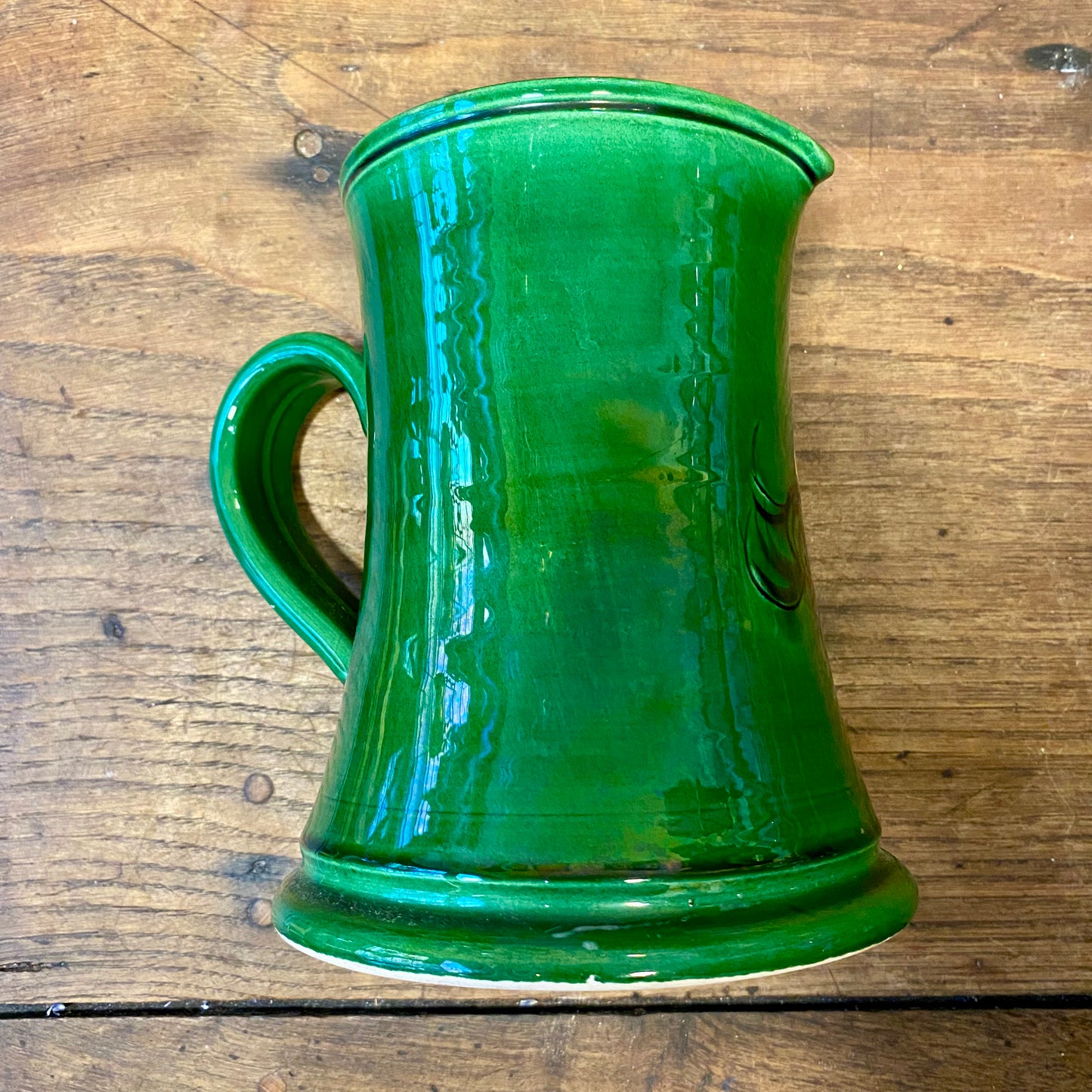 French vintage Vallauris green pitcher with sunflower design, handmade ceramic from Provence.
Fransk vintagekanna från Vallauris i grön glasyr med solrosmotiv, handgjord keramik från Provence.
