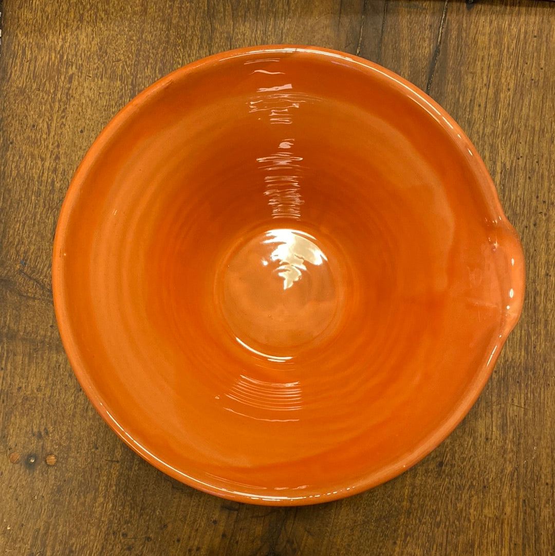 Handmade Provençal tian bowl in rich terracotta glaze, crafted by artisans in southern France. Handgjord fransk tian-skål i rik terrakottafärgad glasyr, tillverkad i södra Frankrike.