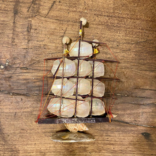 Pattern: Vintage Shell Sailboat Figurine – Curiosité Göteborg | Fransk vintageinredning från Curiosité