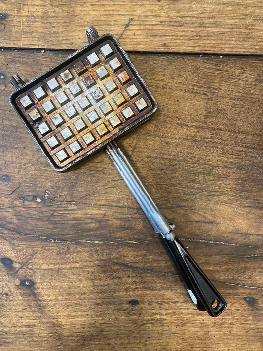 Pattern: Vintage stovetop waffle & croque-monsieur iron – Curiosité Göteborg | Fransk vintageinredning från Curiosité