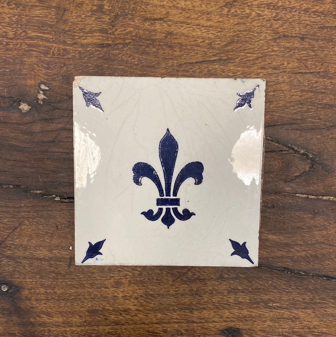 Pattern: Vintage Faience Fleur de Lys – Curiosité Göteborg | Fransk vintageinredning från Curiosité