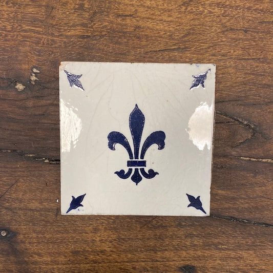 Pattern: Vintage Faience Fleur de Lys – Curiosité Göteborg | Fransk vintageinredning från Curiosité