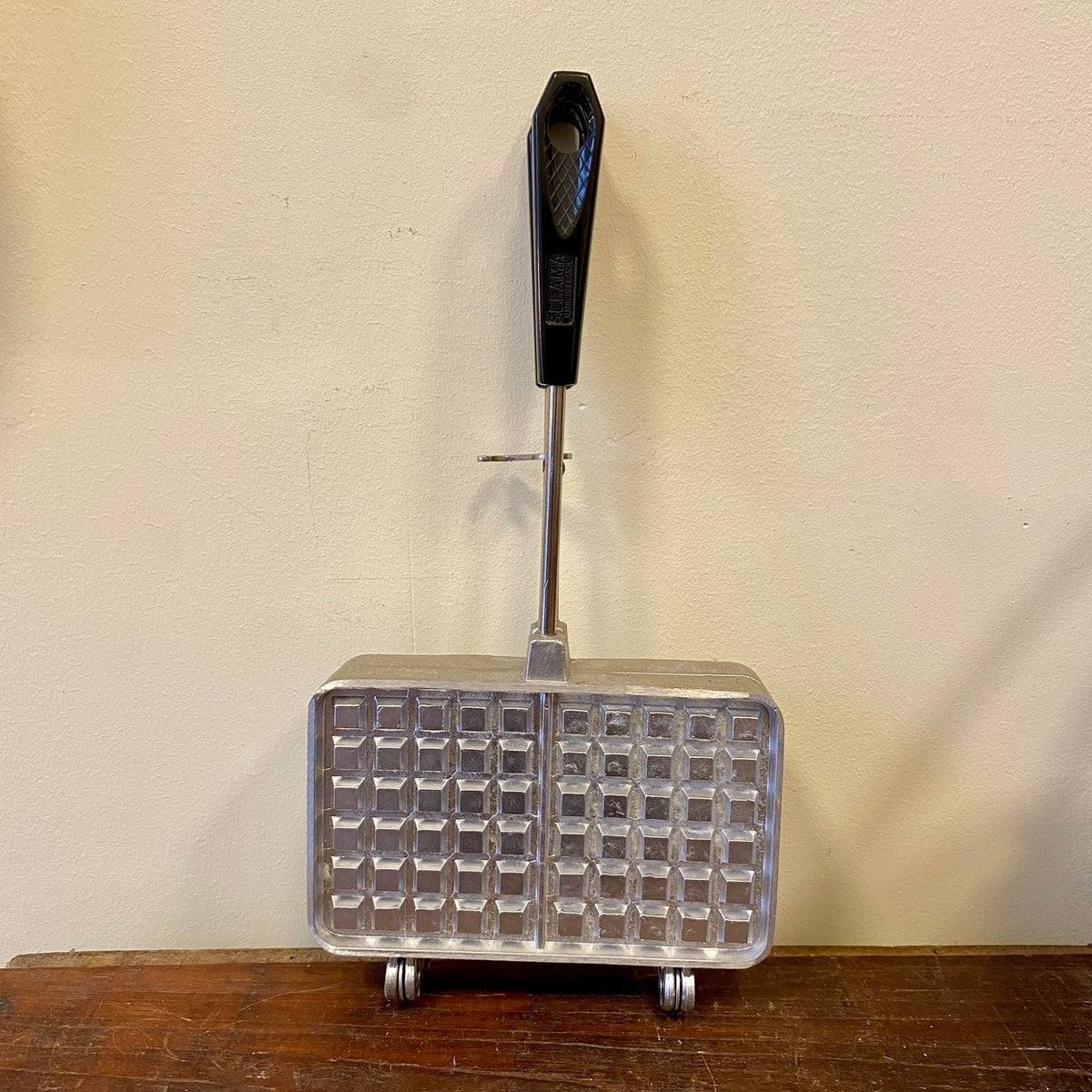 Gaufre side of the iron with square waffle pattern, front view