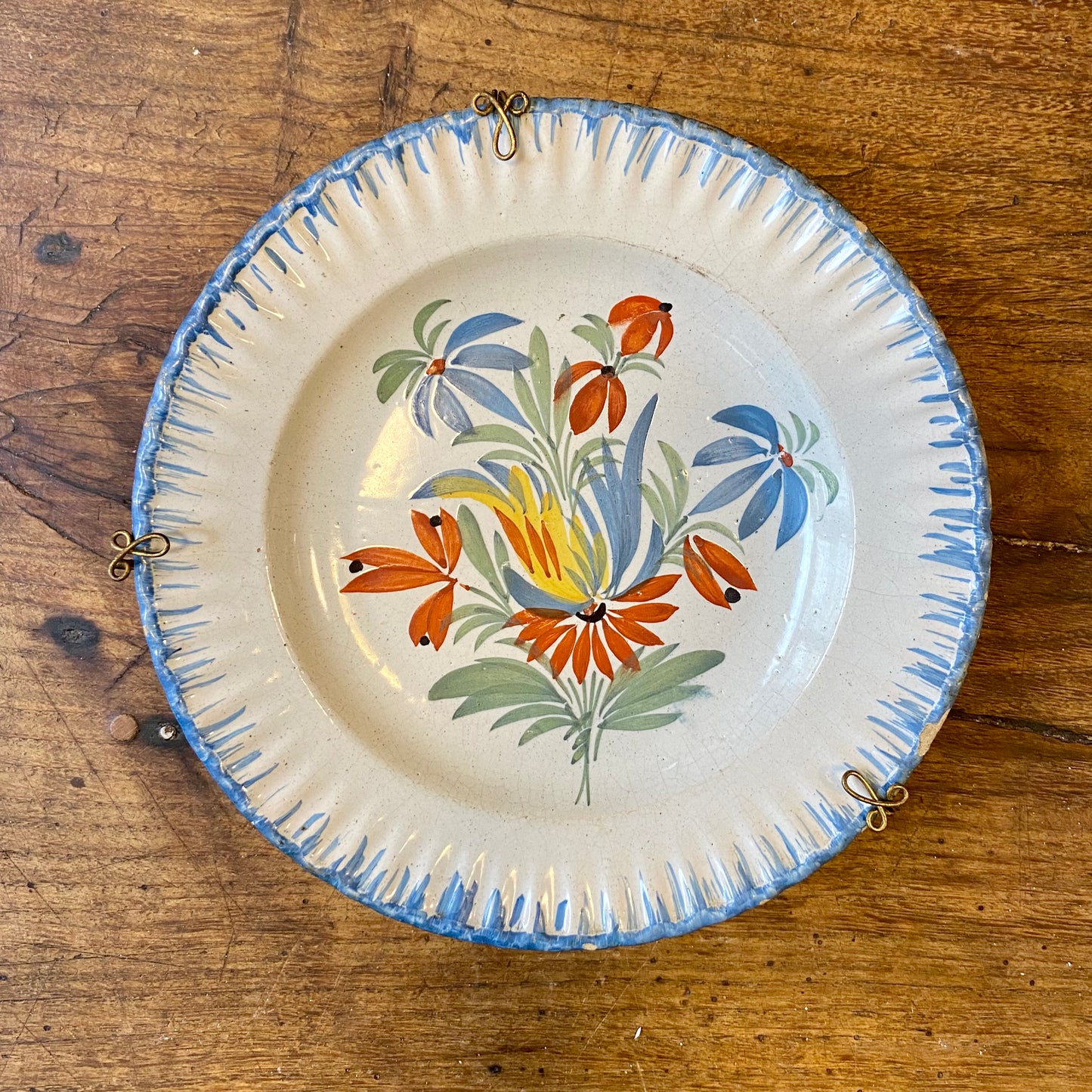 French Vintage Hand-Painted Faience Wall Plate – 22.5 cm