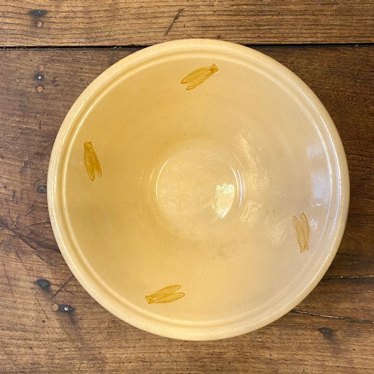 Vintage fransk provensalsk gul serveringsskål med fyra cikador på insidan