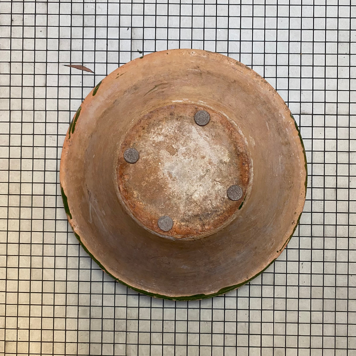 Underside of the tian bowl with unglazed base and four small pads