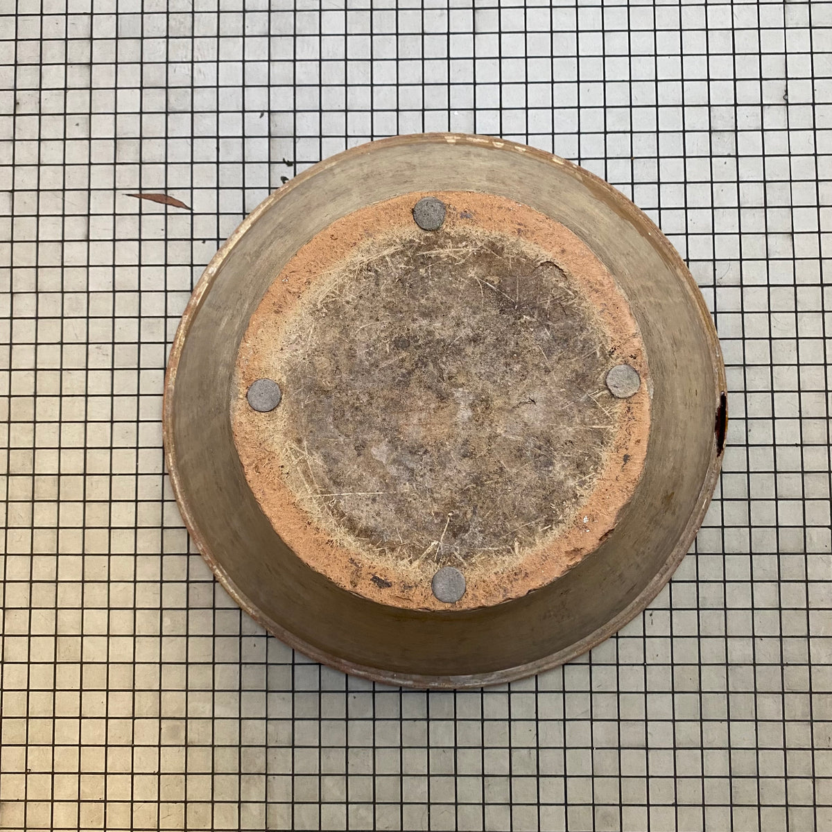 Underside of the tian bowl with unglazed base and four small pads