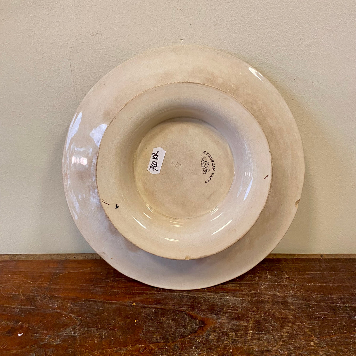 Underside of the dish with the Etruscan Vases mark on the foot
