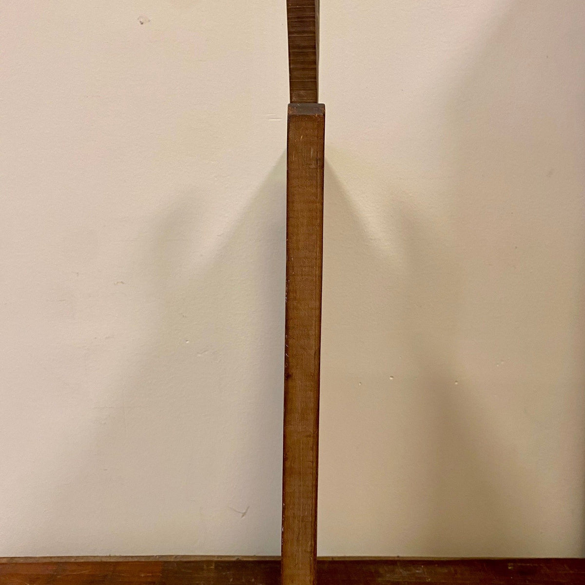 Stor vintage fransk skärbräda i trä med långt avsmalnande handtag och ljus patina, bild 3