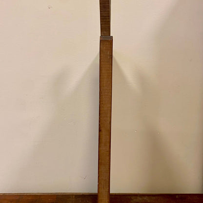 Stor vintage fransk skärbräda i trä med långt avsmalnande handtag och ljus patina, bild 3