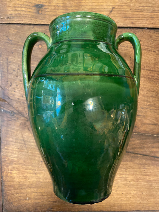 Handmade green glazed jar with two handles by Ceramiche Nicola Fasano, crafted in Grottaglie, Southern Italy — deep green glossy surface, Italian artisan pottery, Curiosité Gothenburg.
Handgjord grön glaserad kruka med två handtag från Ceramiche Nicola Fasano, tillverkad i Grottaglie i södra Italien — djupgrön glansig yta, italienskt hantverk, Curiosité Göteborg.