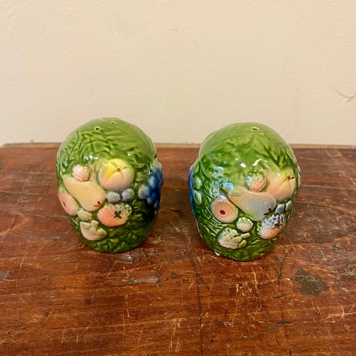 Salt and pepper shakers with blue grape relief