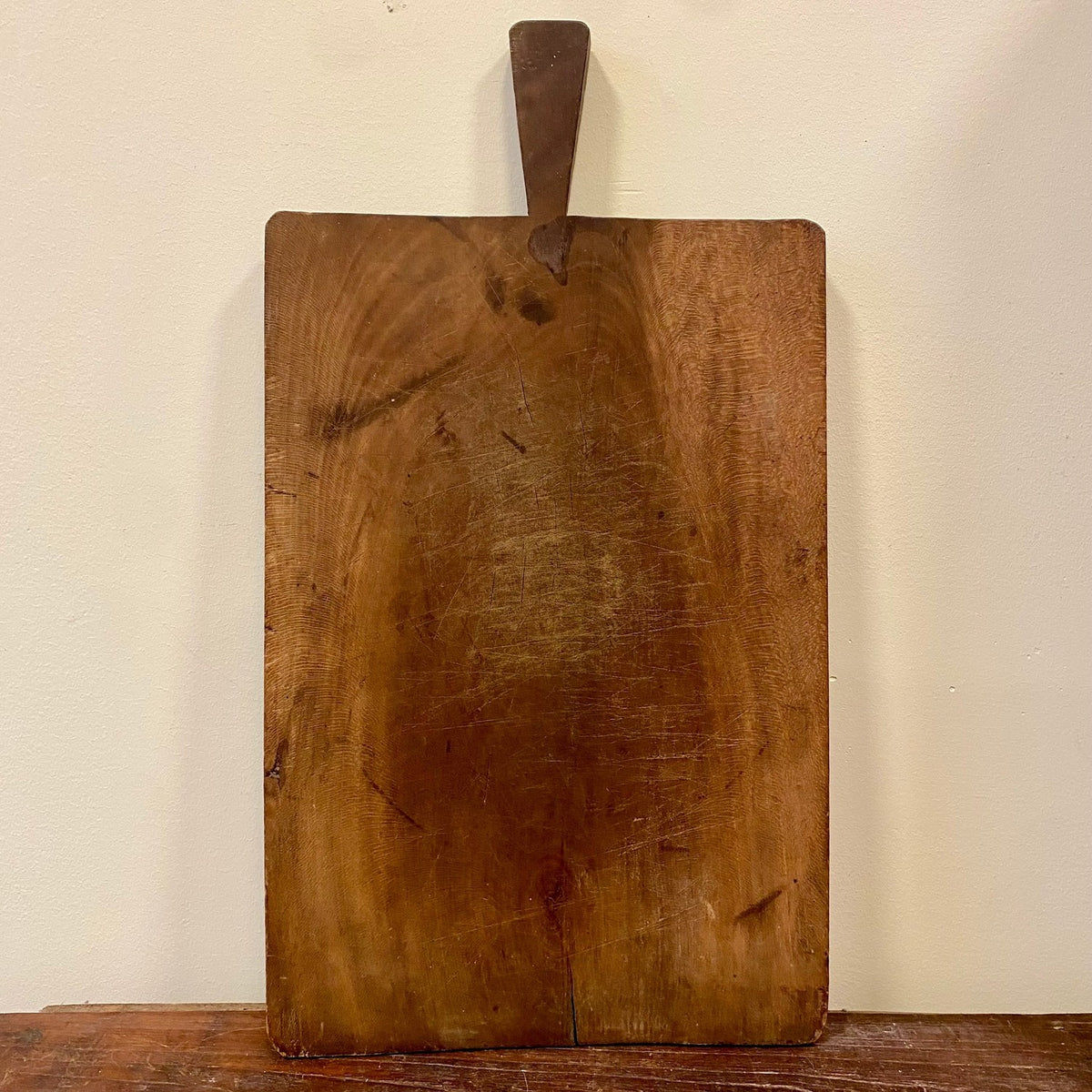 Stor vintage fransk skärbräda i trä med långt avsmalnande handtag och ljus patina, bild 2