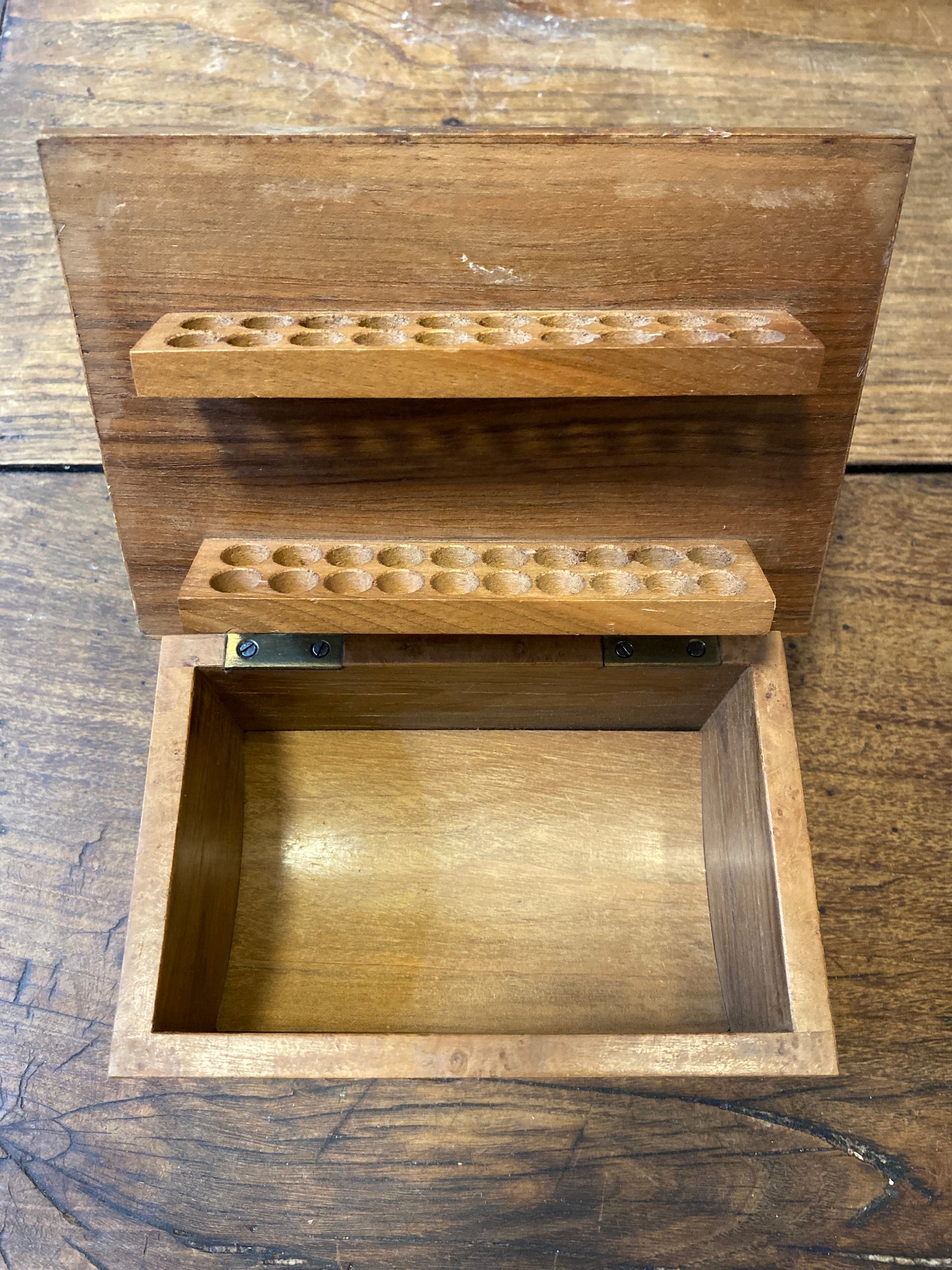 Cigarette box
