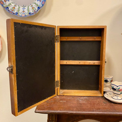 Vintage Nyckelskåp i Trä med Tupp