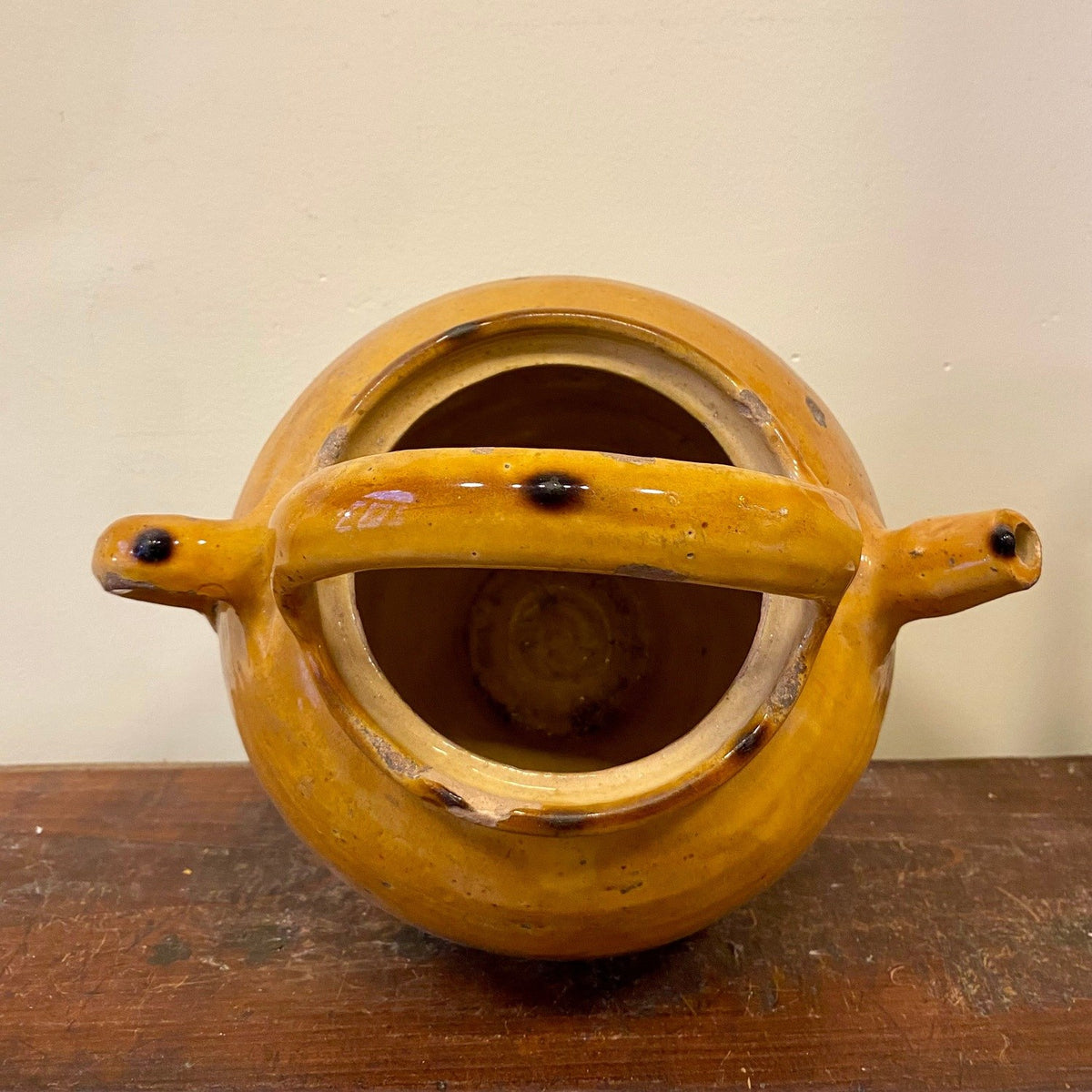 Jug seen from above, showing the arched handle, the spout and the side handle