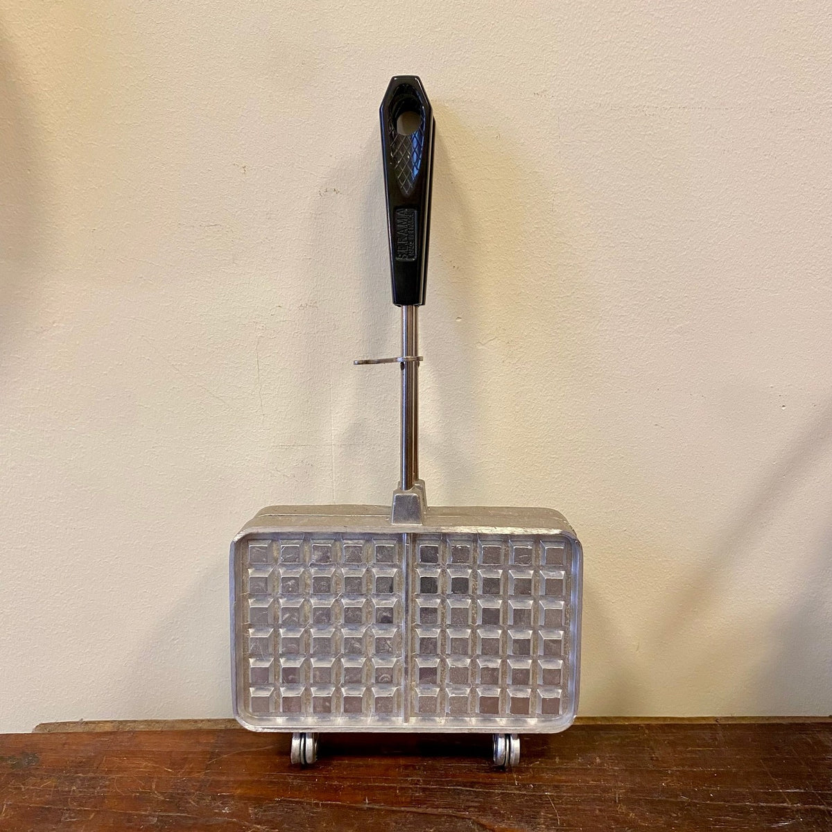 Reverse side of the iron with square gaufre pattern