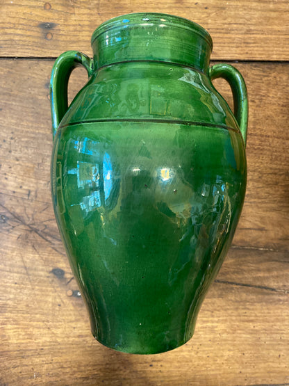 Handmade green glazed jar with two handles by Ceramiche Nicola Fasano, crafted in Grottaglie, Southern Italy — deep green glossy surface, Italian artisan pottery, Curiosité Gothenburg.
Handgjord grön glaserad kruka med två handtag från Ceramiche Nicola Fasano, tillverkad i Grottaglie i södra Italien — djupgrön glansig yta, italienskt hantverk, Curiosité Göteborg.