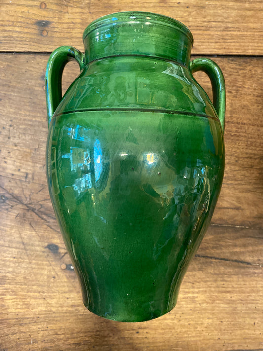 Handmade green glazed jar with two handles by Ceramiche Nicola Fasano, crafted in Grottaglie, Southern Italy — deep green glossy surface, Italian artisan pottery, Curiosité Gothenburg.
Handgjord grön glaserad kruka med två handtag från Ceramiche Nicola Fasano, tillverkad i Grottaglie i södra Italien — djupgrön glansig yta, italienskt hantverk, Curiosité Göteborg.