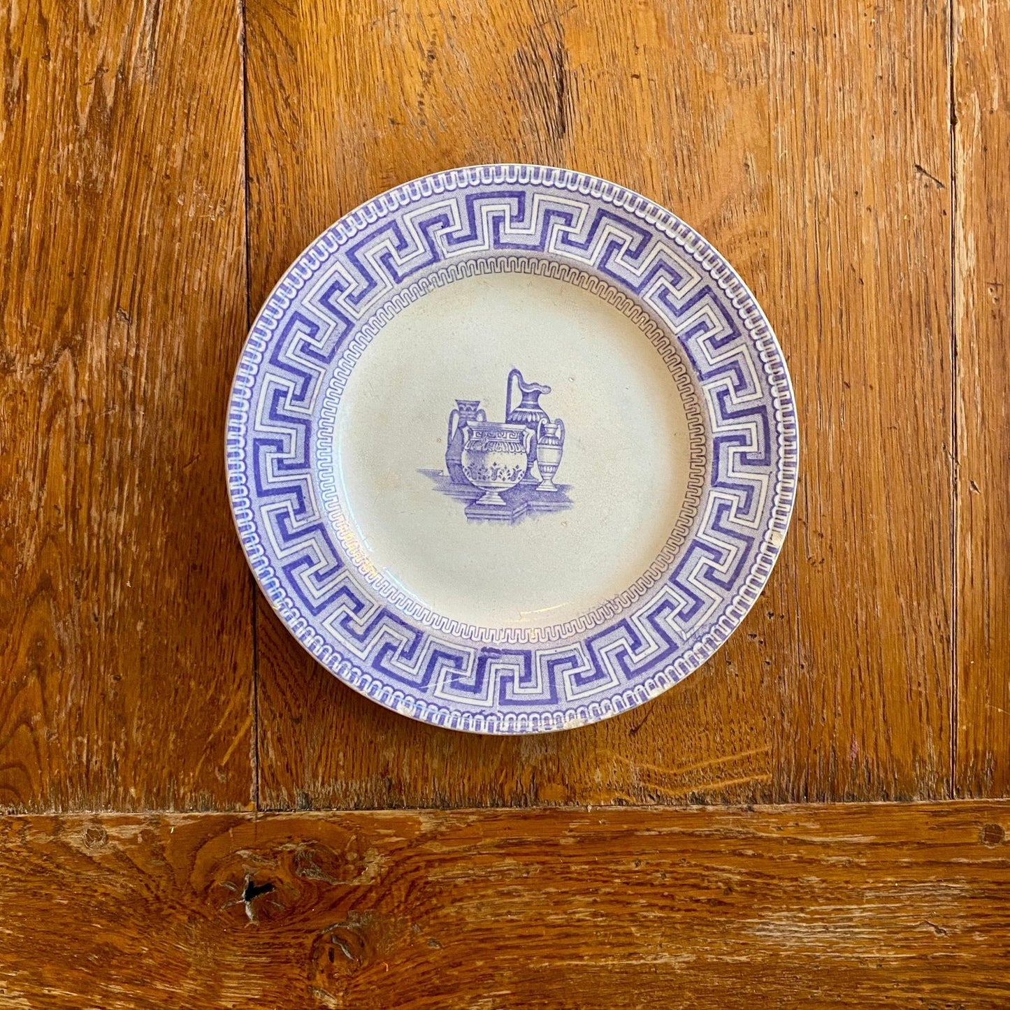 Pattern: English “Key Border” Dessert Plate Etruscan Vases – Mid-19th Century – Curiosité Göteborg | Fransk vintageinredning från Curiosité