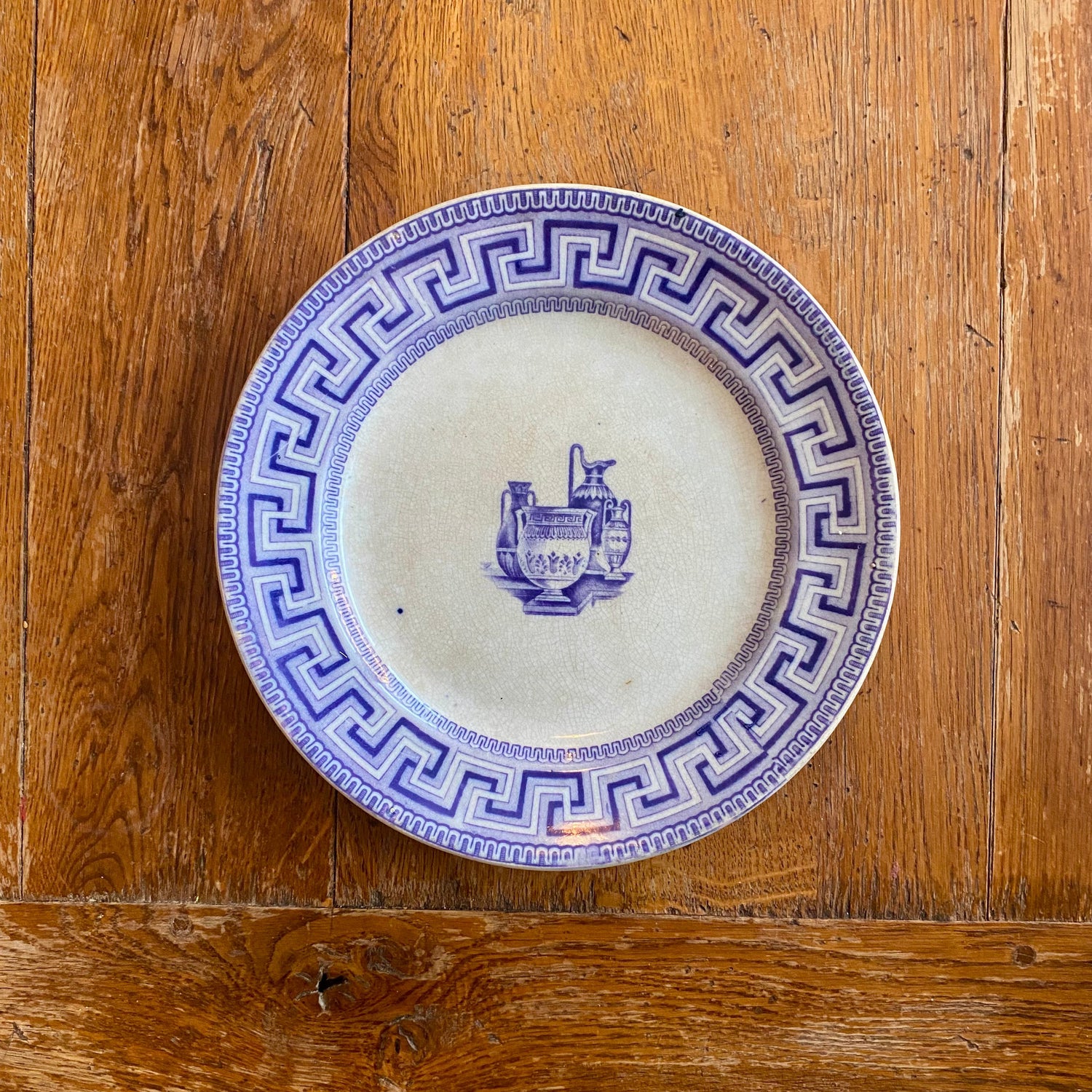Pattern: English “Key Border” Plate Etruscan Vases – Mid-19th Century – Curiosité Göteborg | Fransk vintageinredning från Curiosité