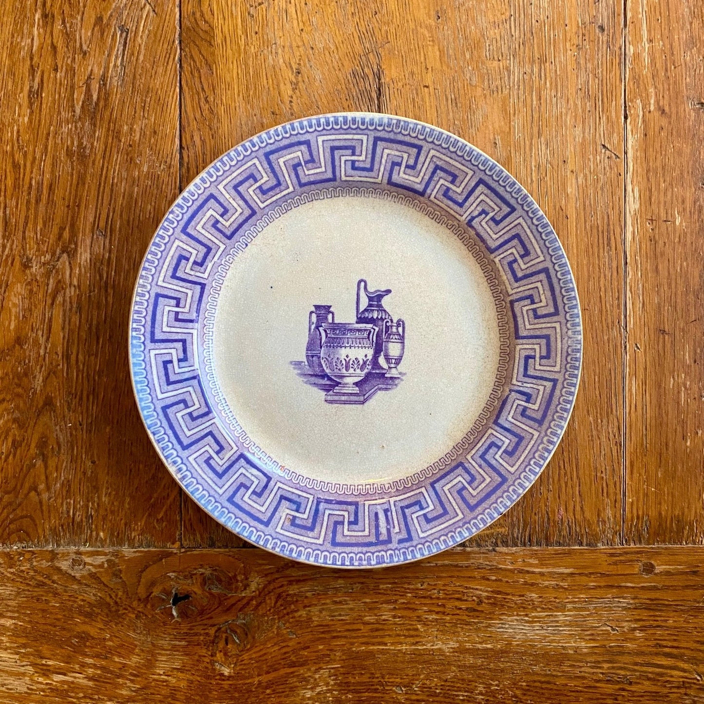 Pattern: English “Key Border” Plate Etruscan Vases – Mid-19th Century – Curiosité Göteborg | Fransk vintageinredning från Curiosité