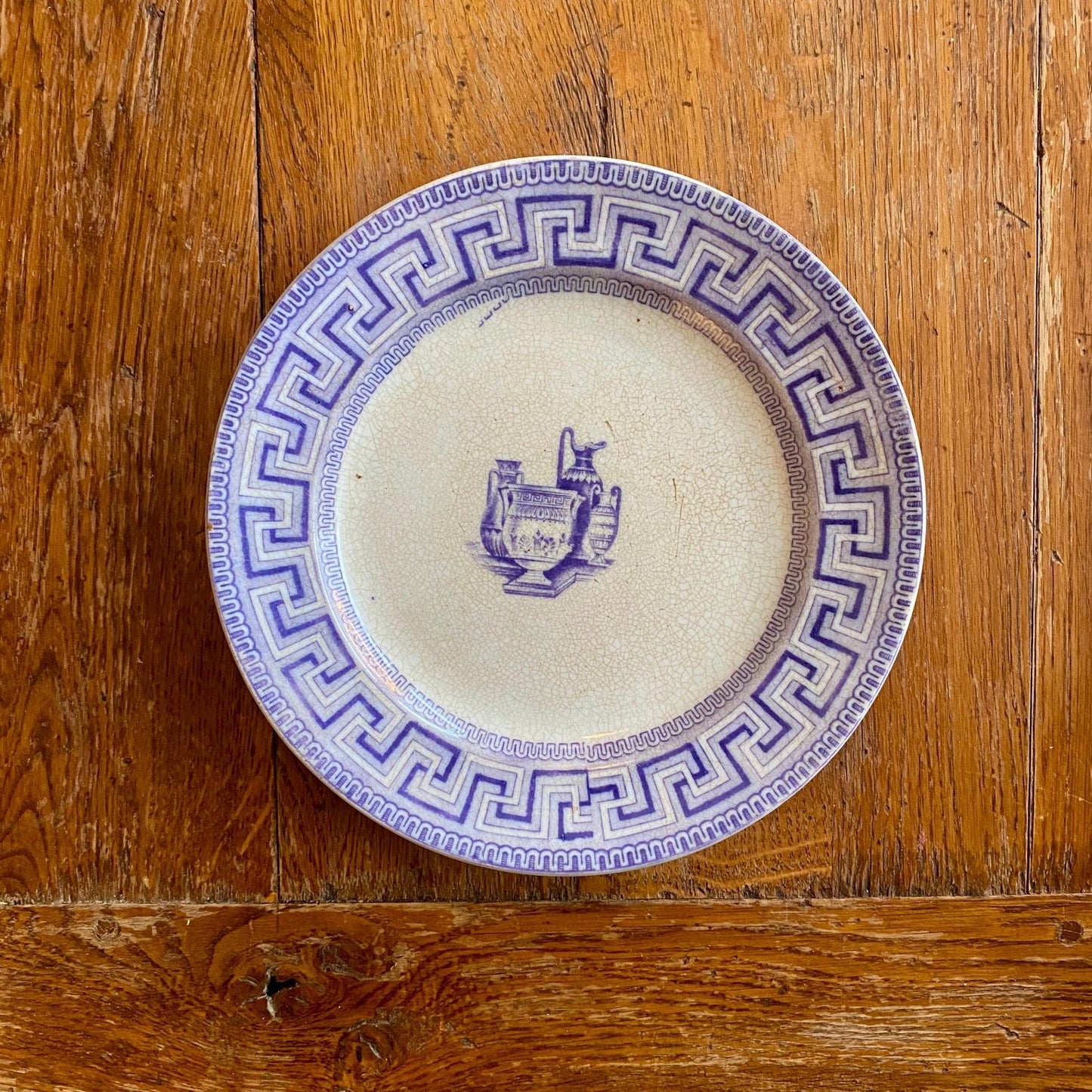 Pattern: English “Key Border” Plate Etruscan Vases – Mid-19th Century – Curiosité Göteborg | Fransk vintageinredning från Curiosité