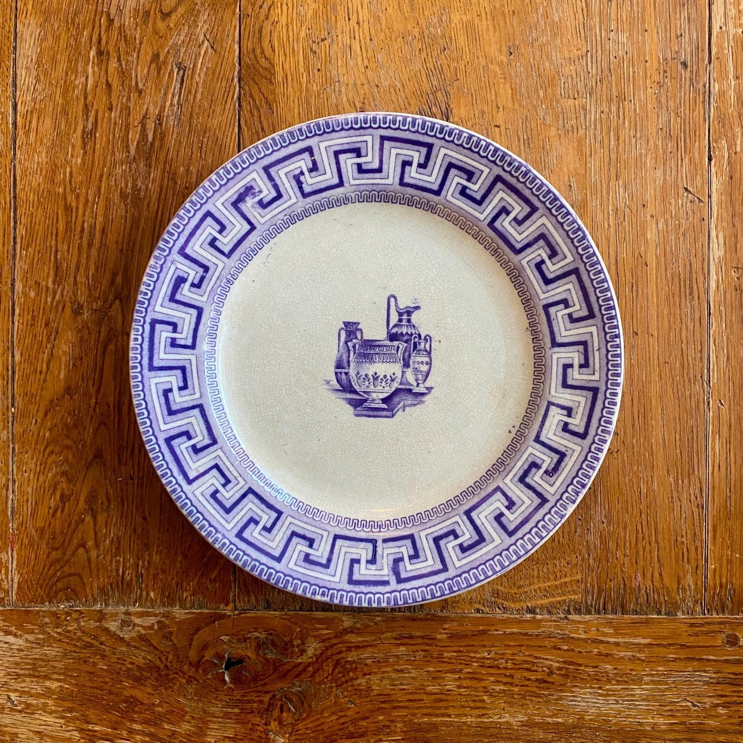 Pattern: English “Key Border” Plate Etruscan Vases – Mid-19th Century – Curiosité Göteborg | Fransk vintageinredning från Curiosité