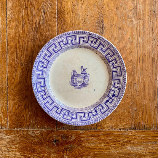 Pattern: English “Key Border” Plate Etruscan Vases – Mid-19th Century – Curiosité Göteborg | Fransk vintageinredning från Curiosité