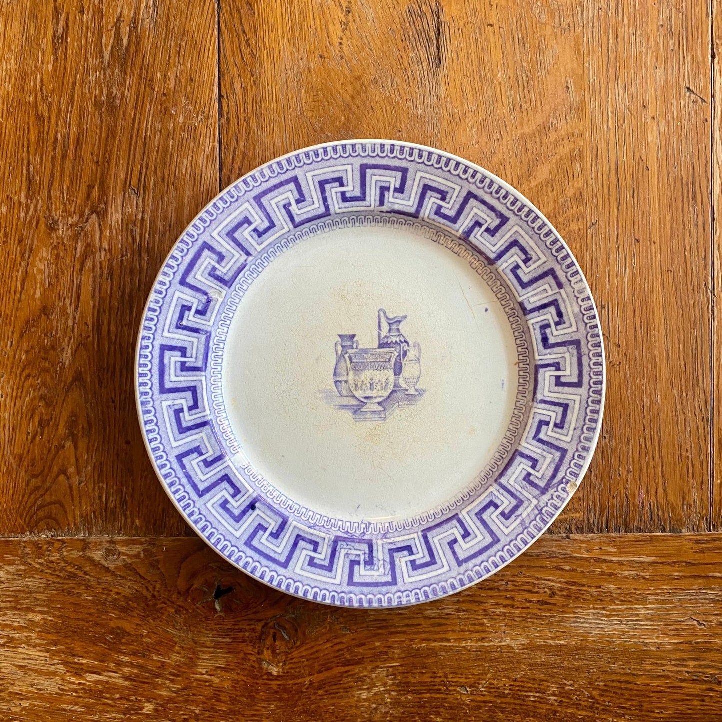 Pattern: English “Key Border” Plate Etruscan Vases – Mid-19th Century – Curiosité Göteborg | Fransk vintageinredning från Curiosité