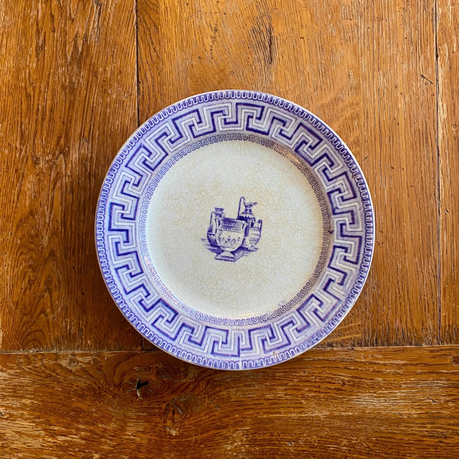 Pattern: English “Key Border” Plate Etruscan Vases – Mid-19th Century – Curiosité Göteborg | Fransk vintageinredning från Curiosité