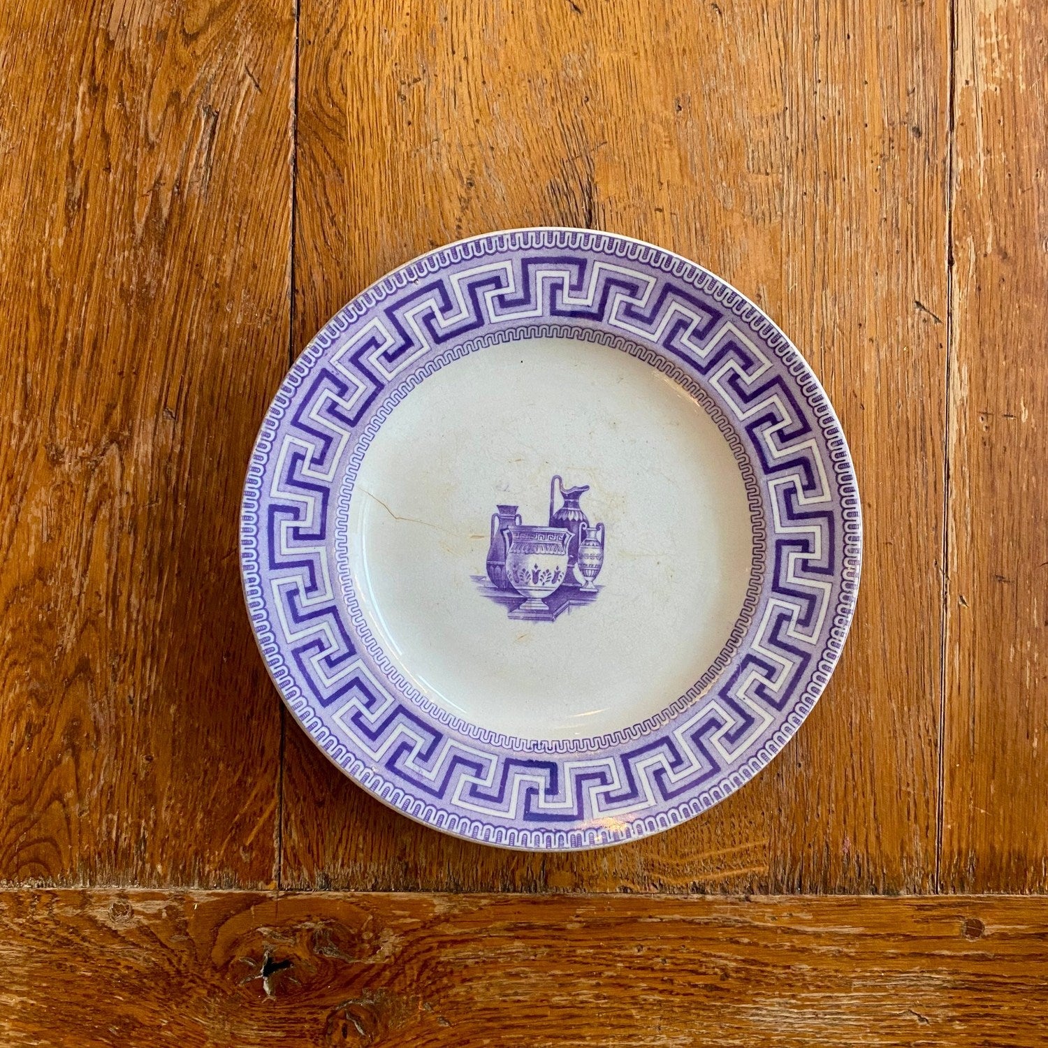 Pattern: English “Key Border” Plate Etruscan Vases – Mid-19th Century – Curiosité Göteborg | Fransk vintageinredning från Curiosité