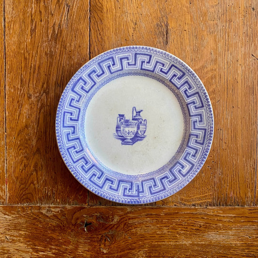 Pattern: English “Key Border” Plate Etruscan Vases – Mid-19th Century – Curiosité Göteborg | Fransk vintageinredning från Curiosité