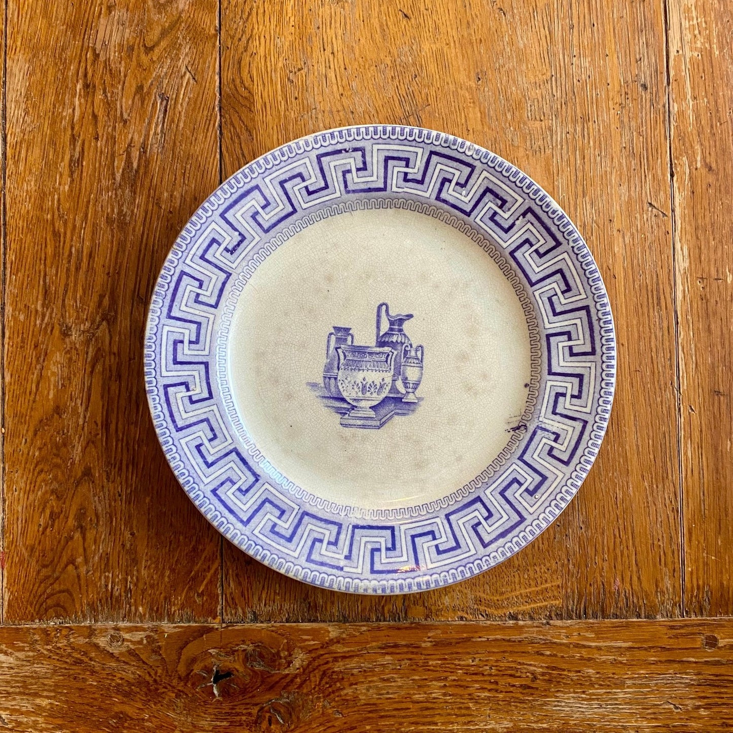 Pattern: English “Key Border” Plate Etruscan Vases – Mid-19th Century – Curiosité Göteborg | Fransk vintageinredning från Curiosité