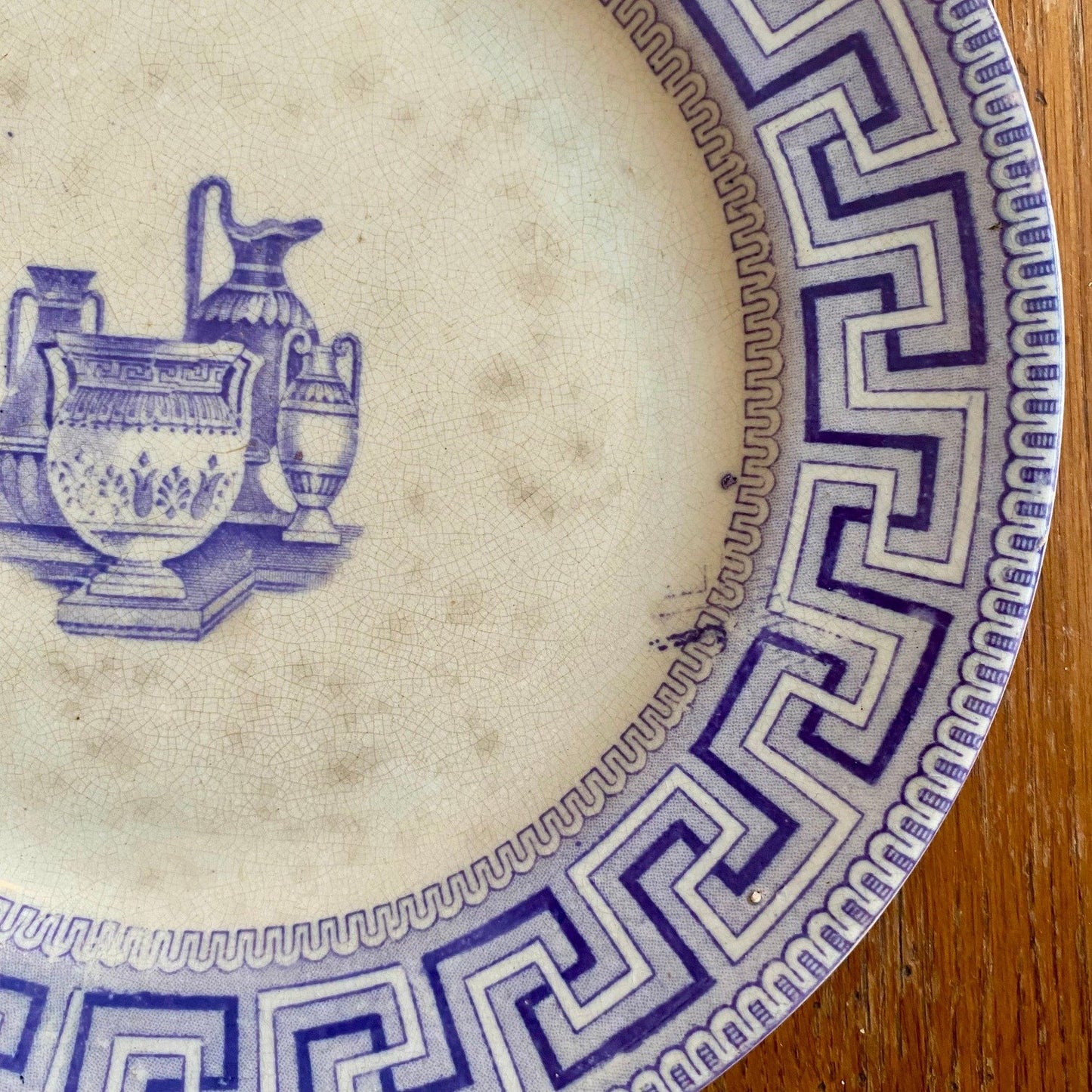 Pattern: English “Key Border” Plate Etruscan Vases – Mid-19th Century – Curiosité Göteborg | Fransk vintageinredning från Curiosité