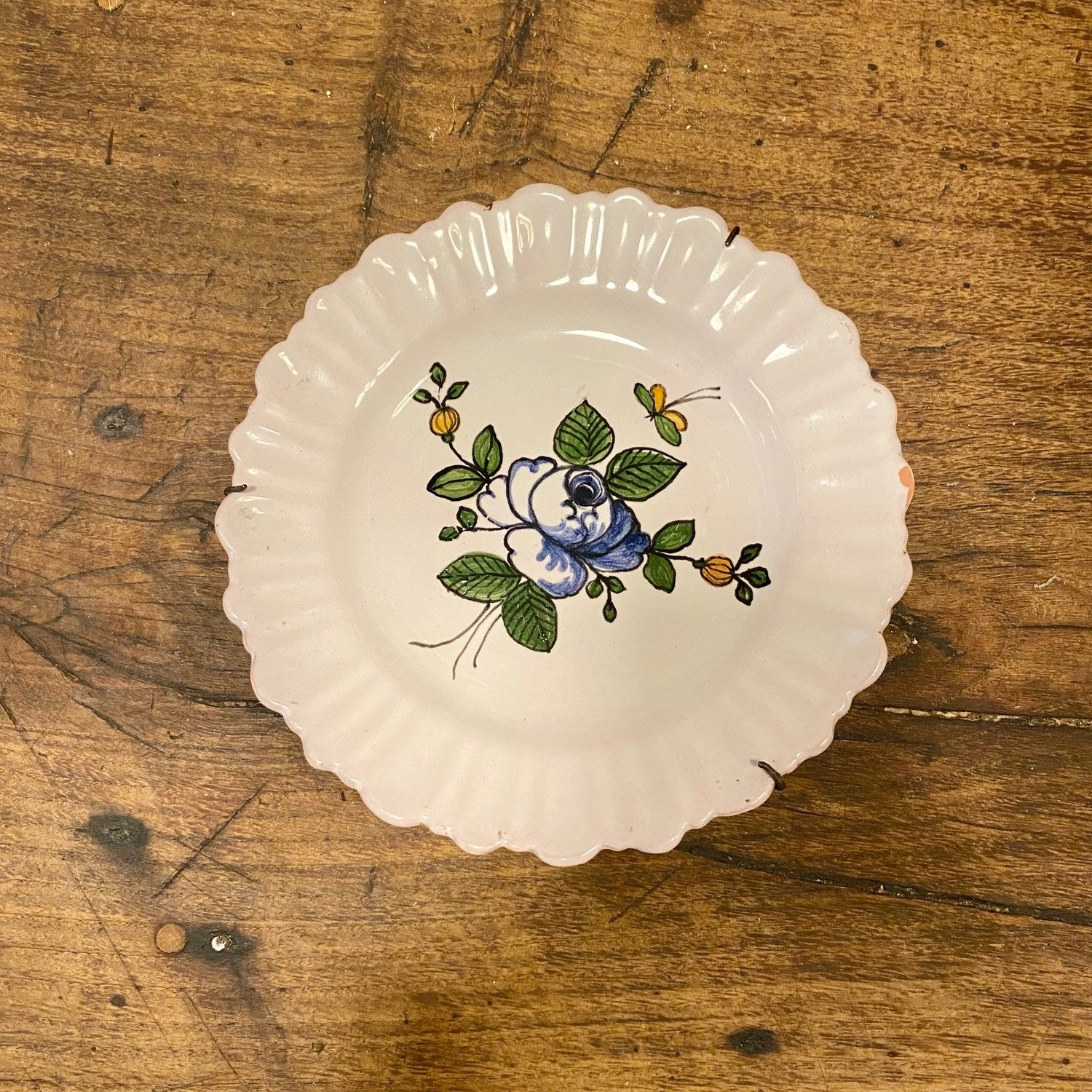 Pattern: French Hand-Painted Floral Plate – Curiosité Göteborg | Fransk vintageinredning från Curiosité