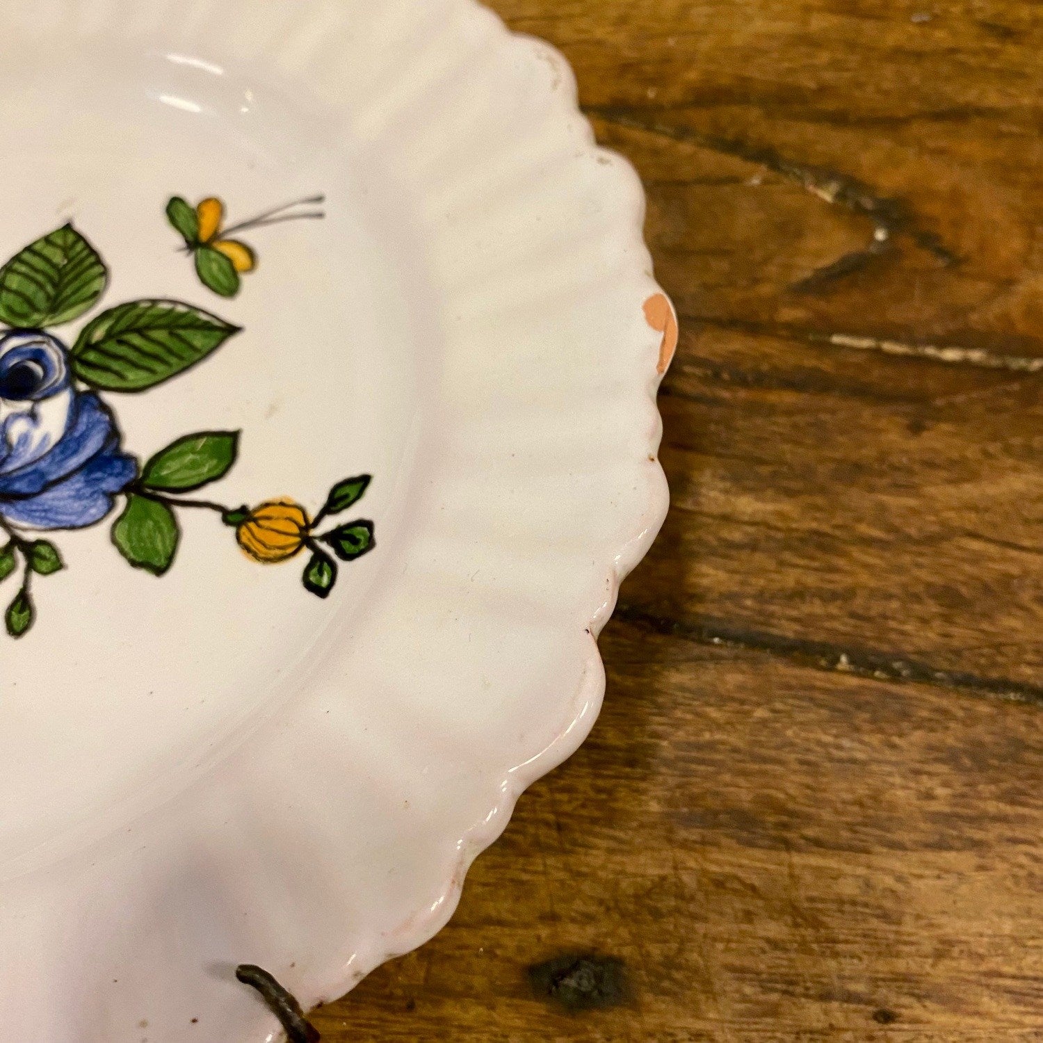 Pattern: French Hand-Painted Floral Plate – Curiosité Göteborg | Fransk vintageinredning från Curiosité
