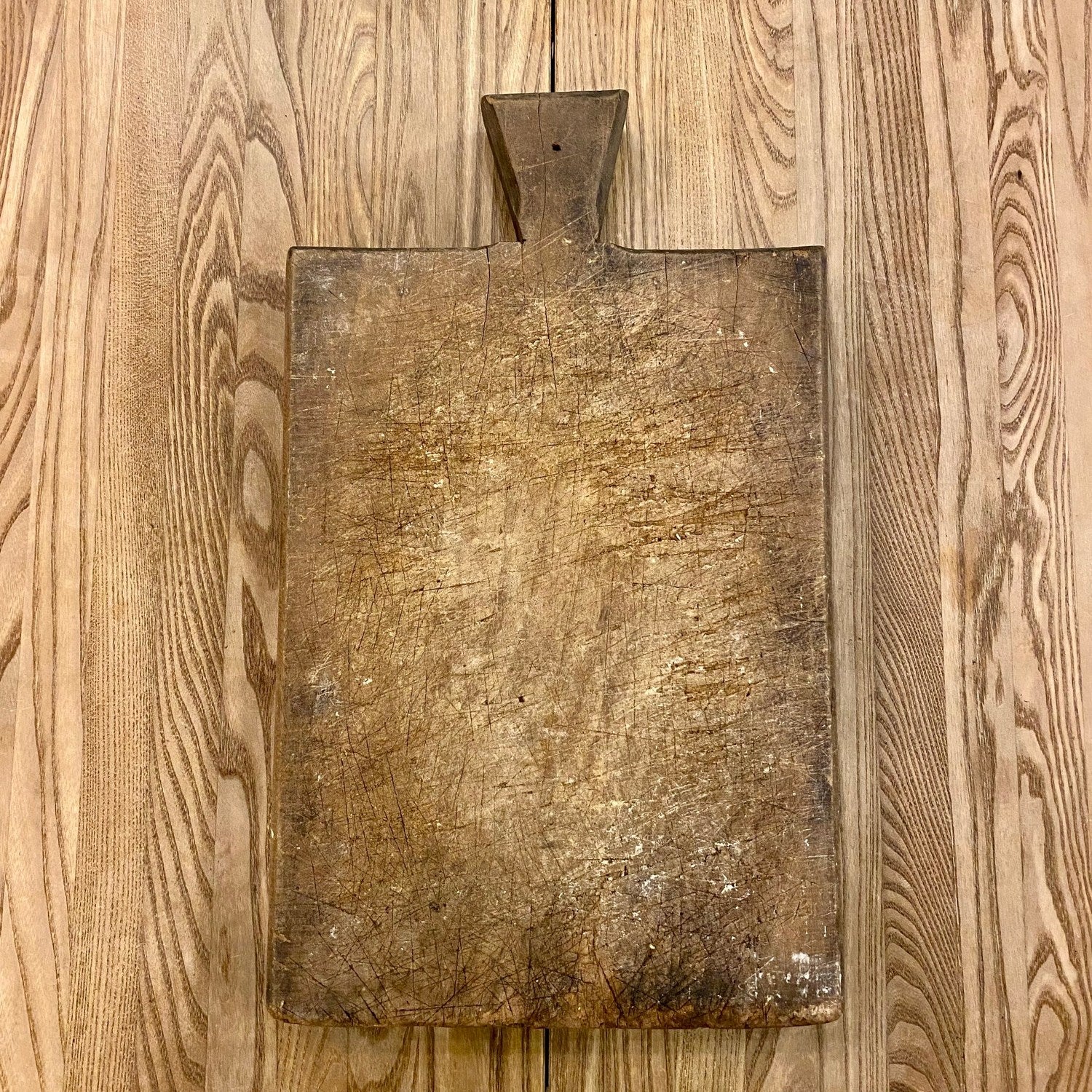 Pattern: French Vintage Large Wooden Cutting Board – Hand-Carved Butcher’s Board – Curiosité Göteborg | Fransk vintageinredning från Curiosité