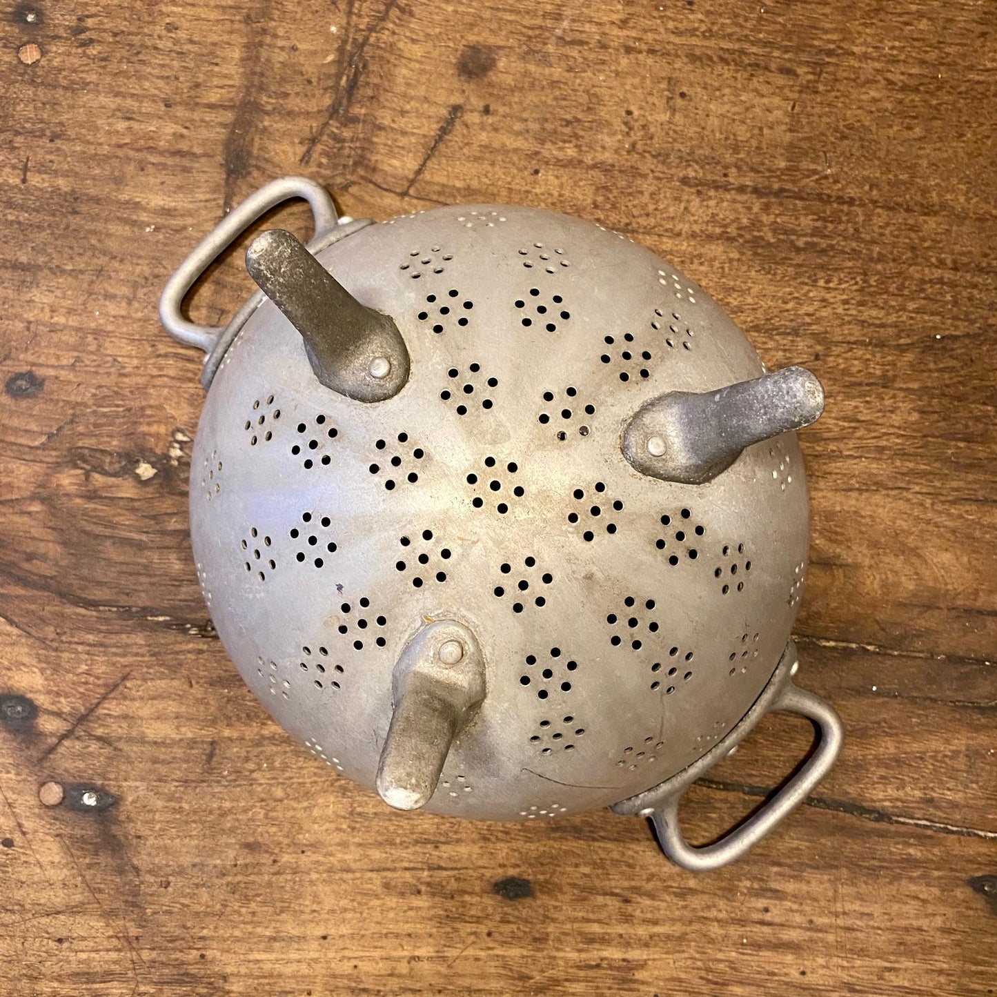 Pattern: French Vintage Metal Colander – Curiosité Göteborg | Fransk vintageinredning från Curiosité