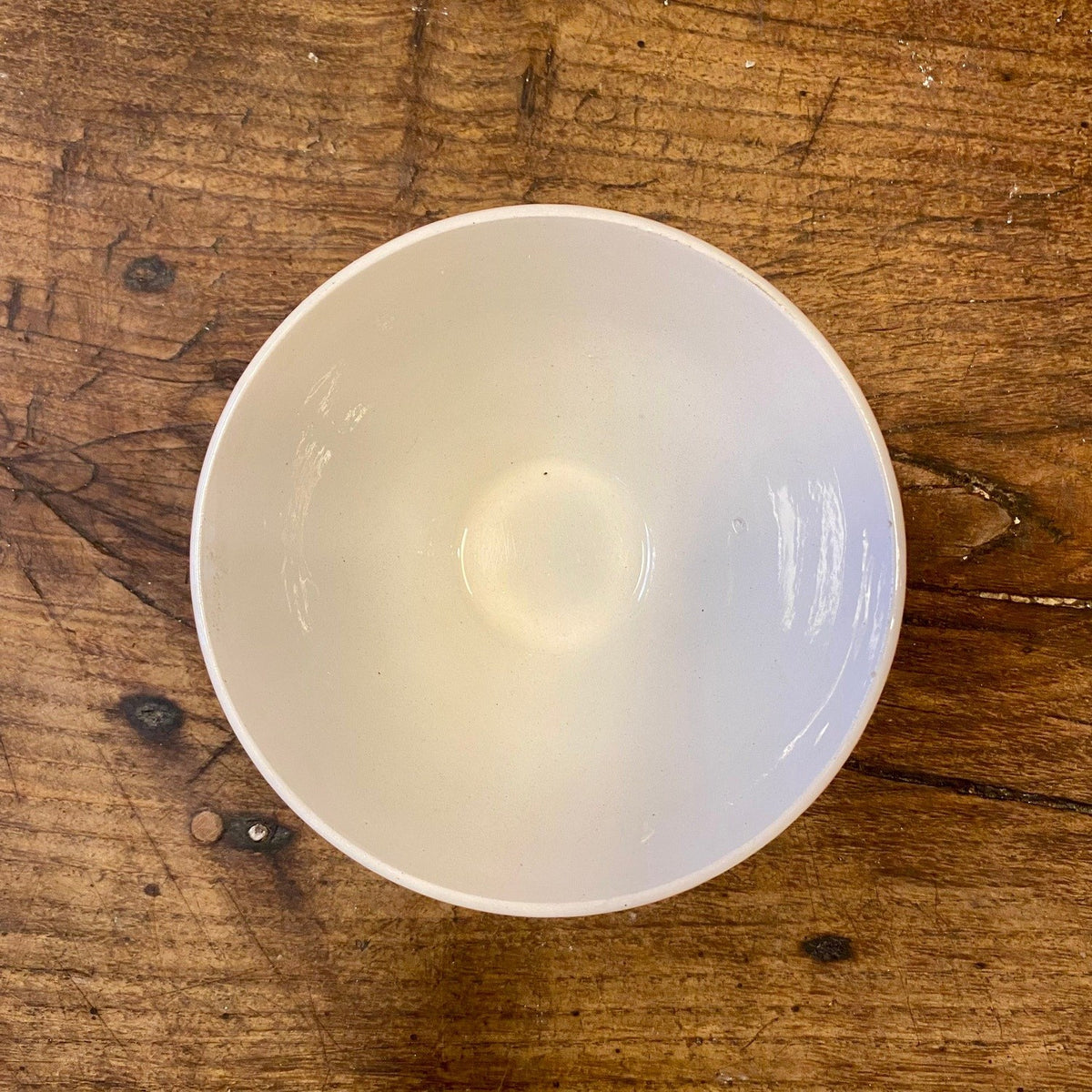 Den vita insidan av en vintage fransk café au lait-skål