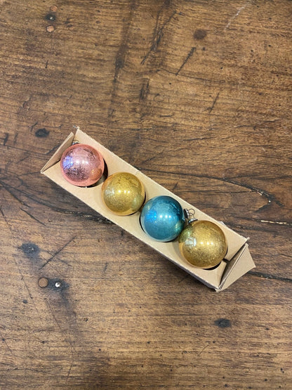 Pattern: Set of 4 Vintage Mixed Glass Baubles – Curiosité Göteborg | Fransk vintageinredning från Curiosité