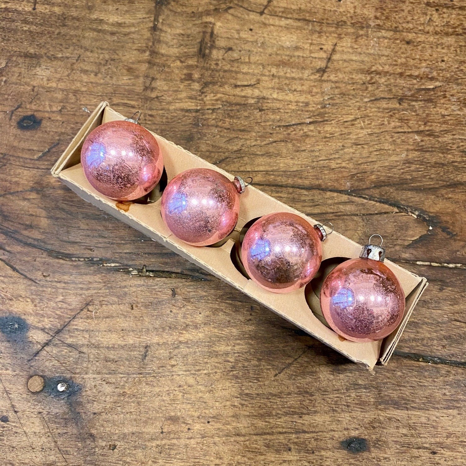 Pattern: Set of 4 Vintage Pink Glass Baubles – Curiosité Göteborg | Fransk vintageinredning från Curiosité