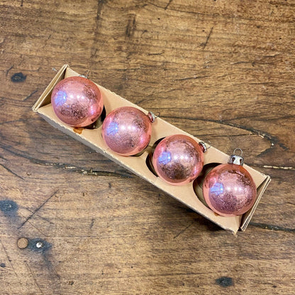 Pattern: Set of 4 Vintage Pink Glass Baubles – Curiosité Göteborg | Fransk vintageinredning från Curiosité
