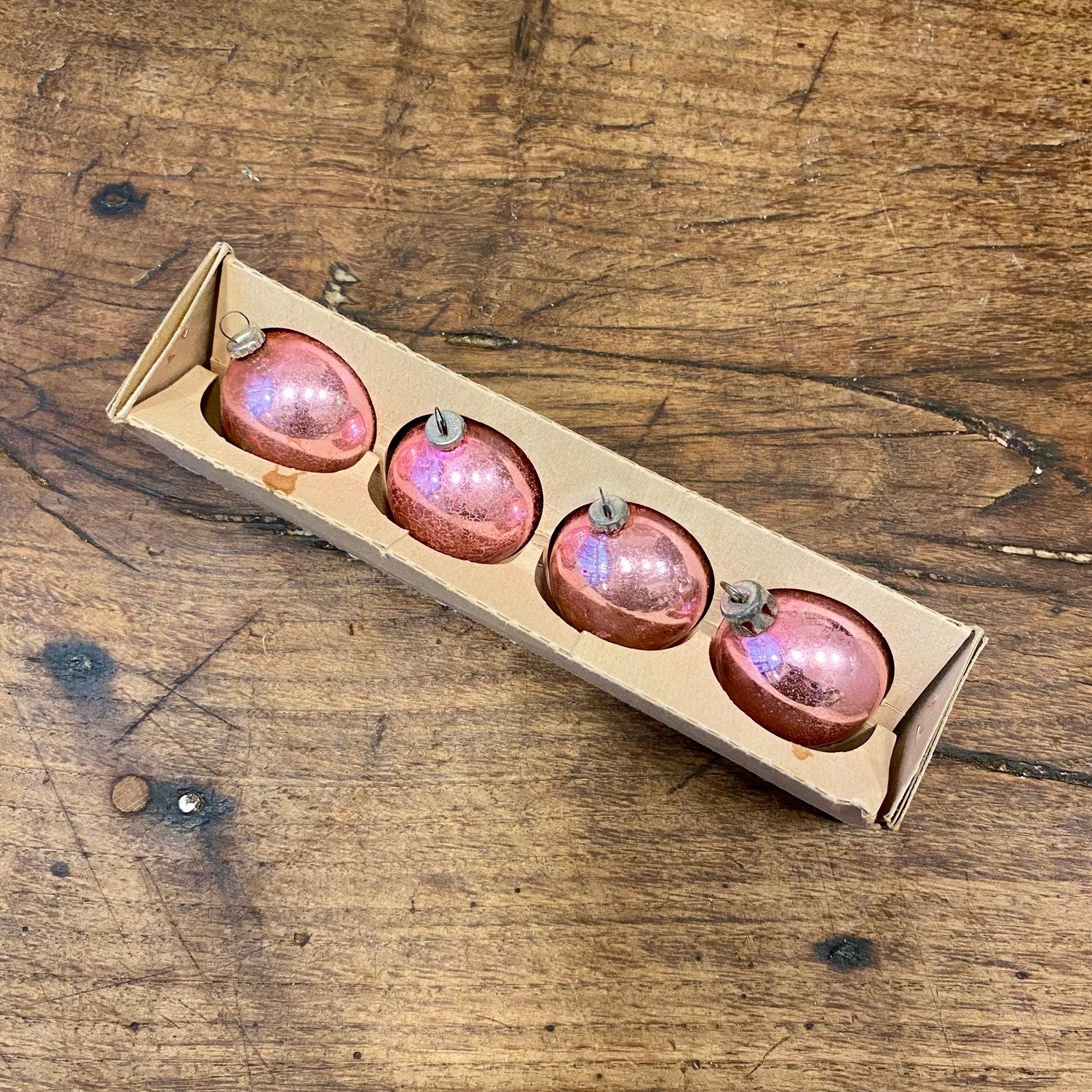 Pattern: Set of 4 Vintage Pink Glass Baubles – Curiosité Göteborg | Fransk vintageinredning från Curiosité